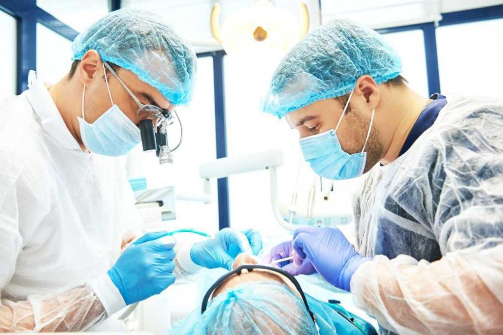 Dentista e assistente com seus EPIs realizando cirurgia em paciente.