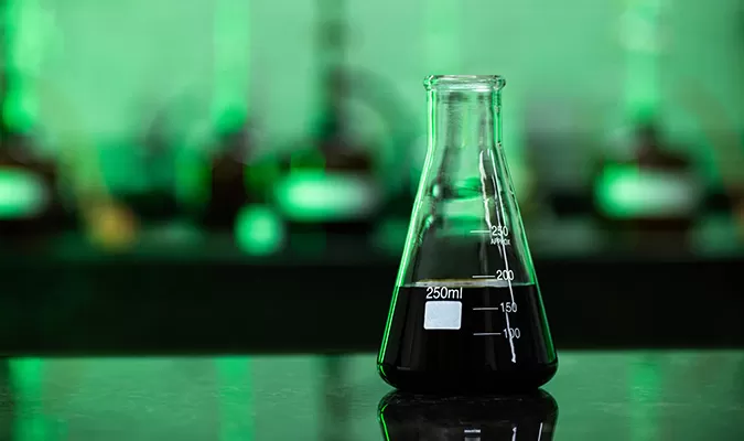 vidro em laboratório com sulfato férrico