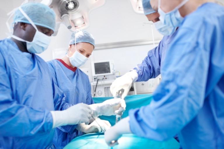 Sala de cirurgia com diversos médicos