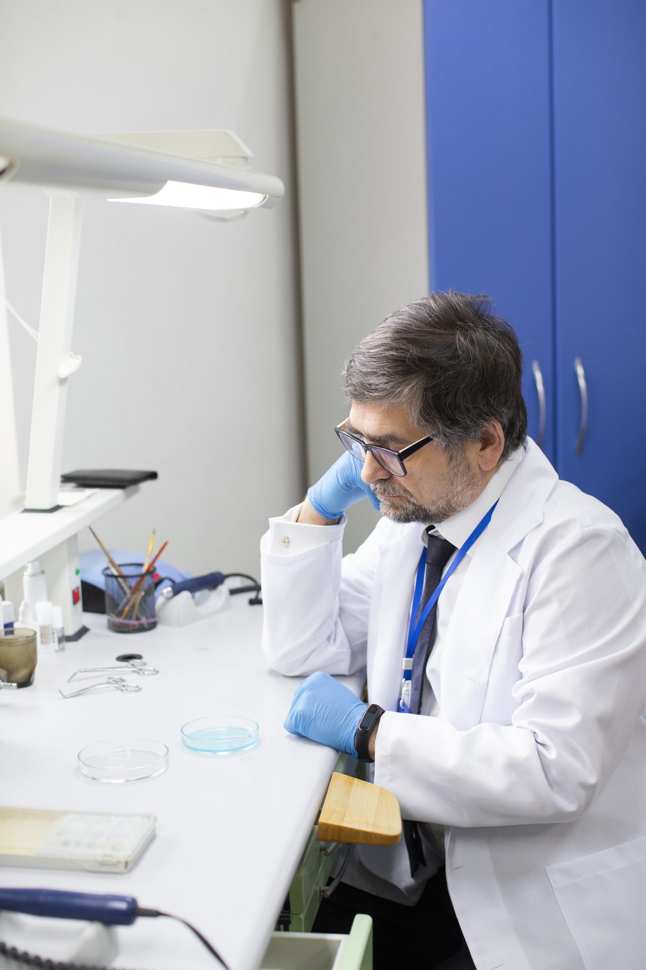 Médico em laboratório olhando para amostras