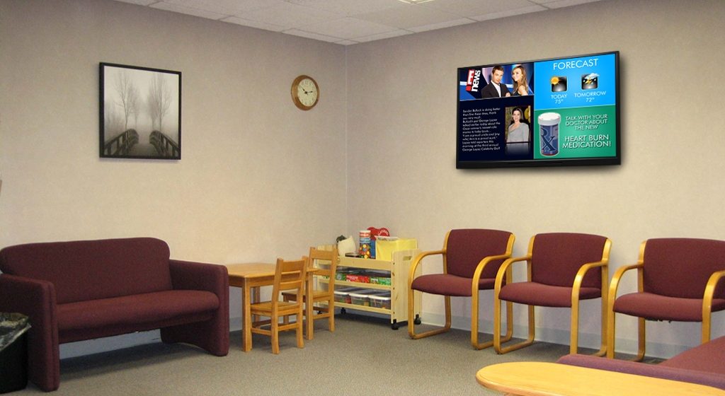 Sala de recepção com cadeiras de madeira clara e estofado vinho e tv