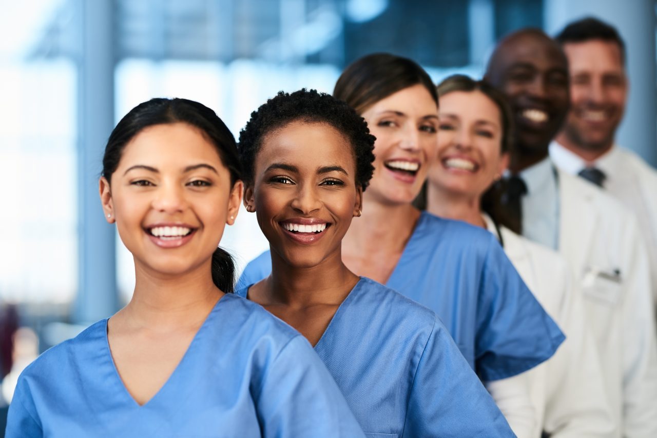 Fileira de dentistas em hospitais sorrindo