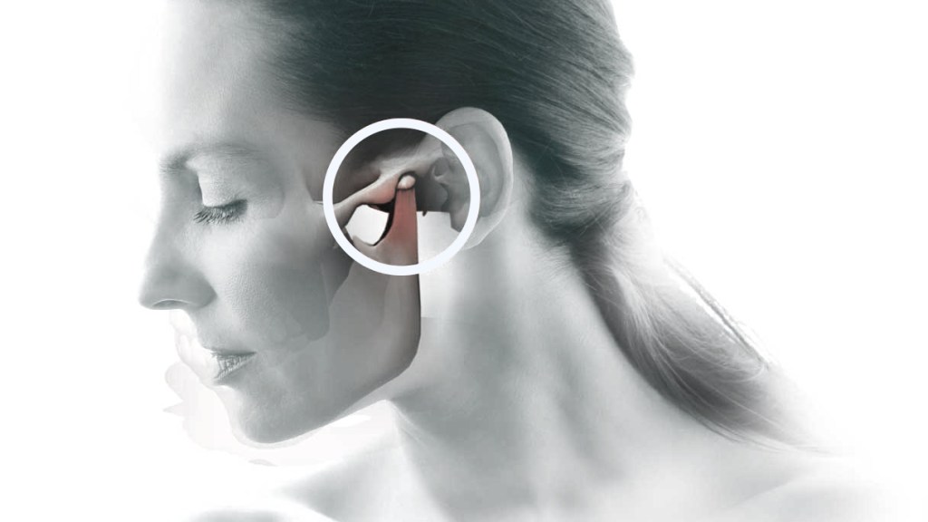 Imagem de atm perto do ouvido de mulher, foto em preto e branco