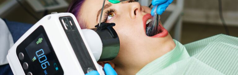 Dentista tirando raio-x de paciente com raio-x portátil