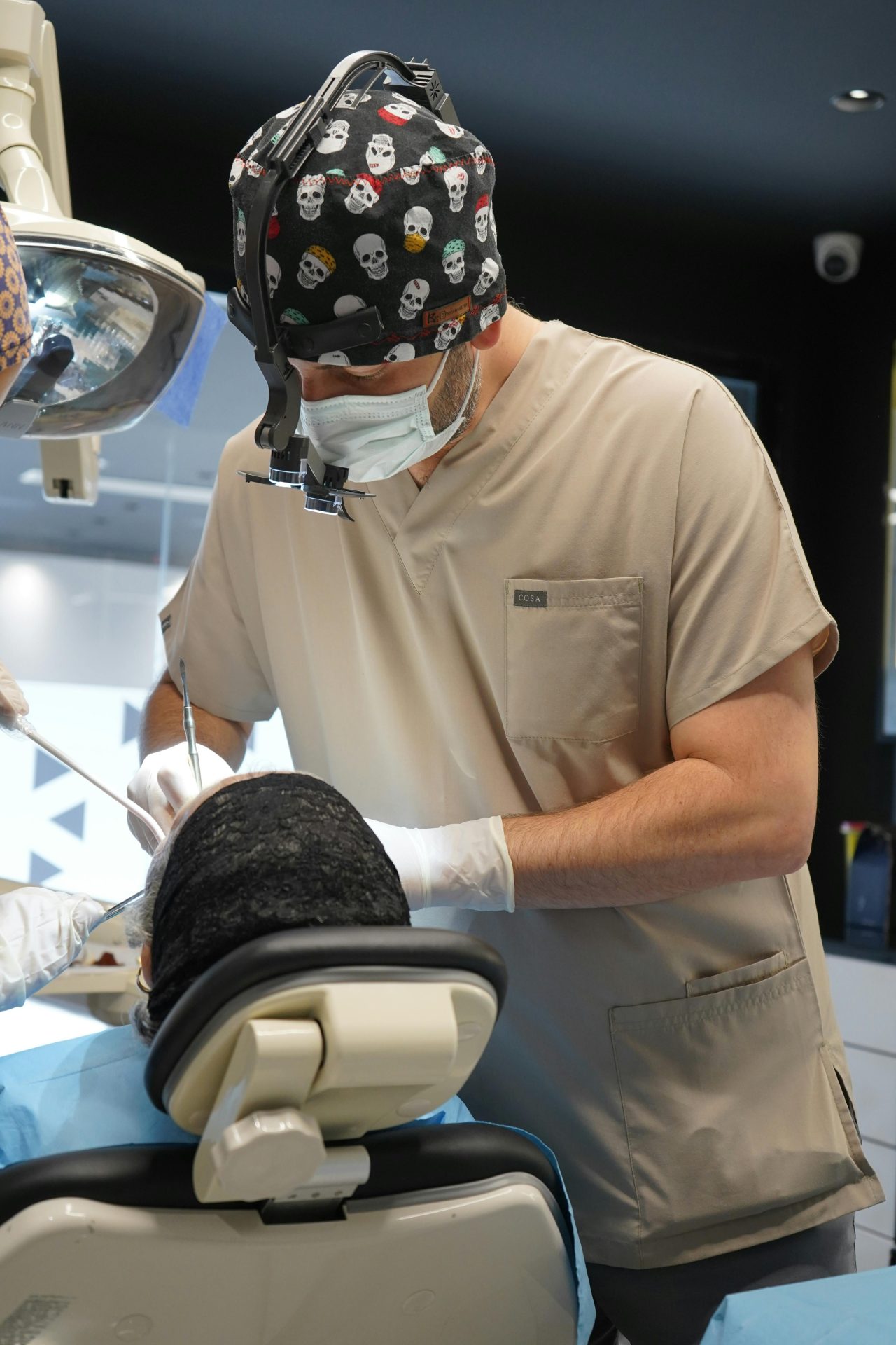 Dentista fazendo tratamento em dente de paciente