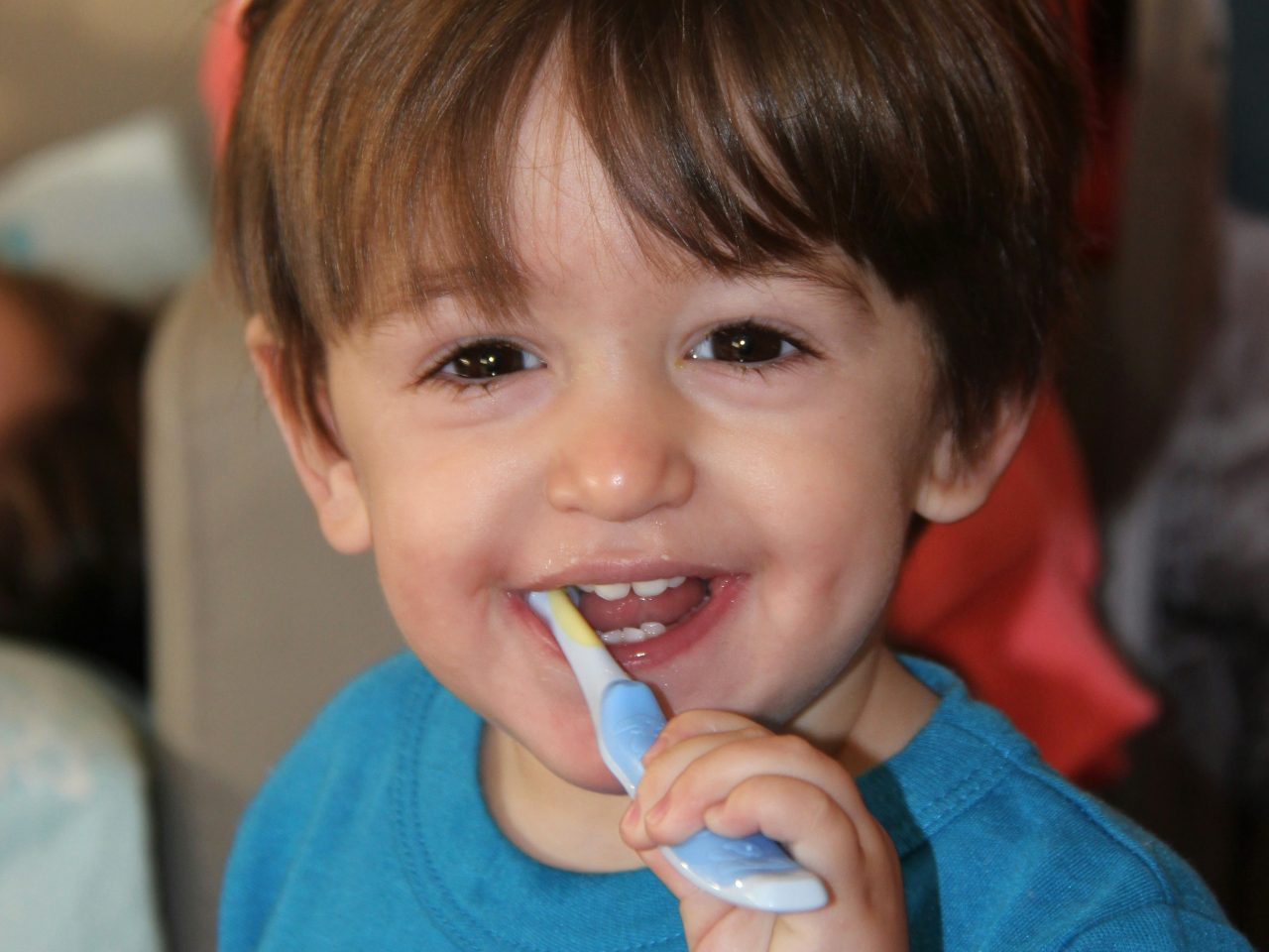 Menino escovando os dentes