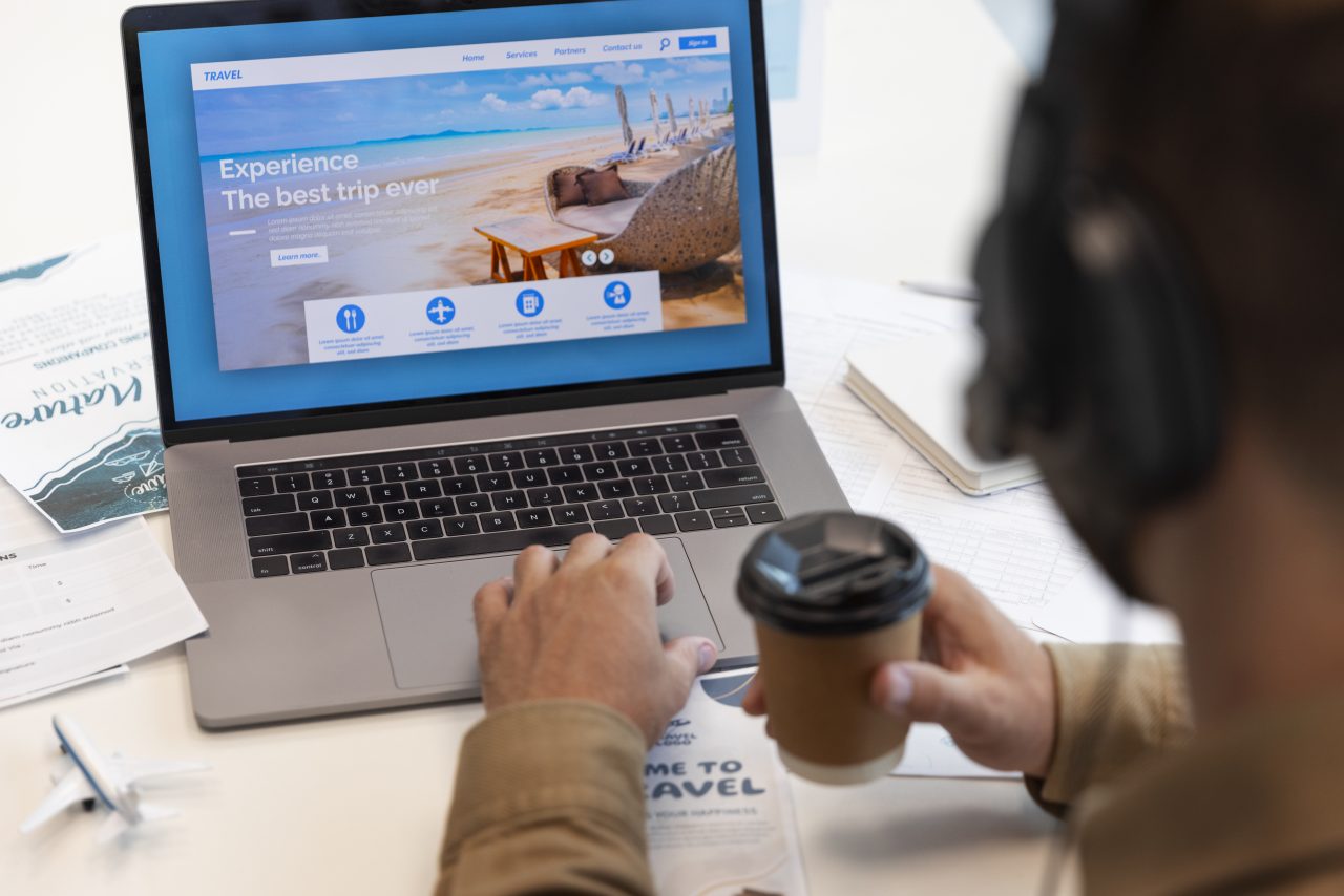 Homem está entrando em site de viagens pelo sue notebook.