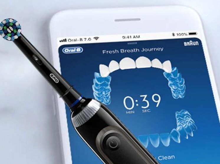 Tela de celular com aplicativo da oral b mostrando dentes e segundos que escovou e por cima tem a escova de dentes dele.