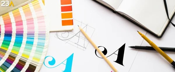 Criação de identidade visual. Tem paletas de cores, cadernos, lápis e desenhos da letra a.