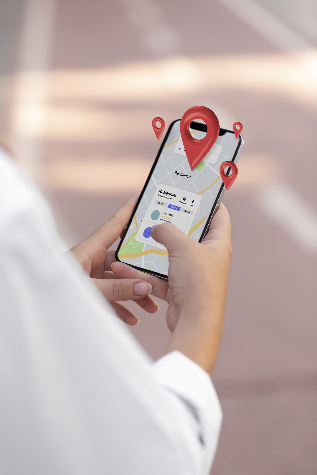 Mulher está vendo a localização de um restaurante por meio do Google Maps no celular.