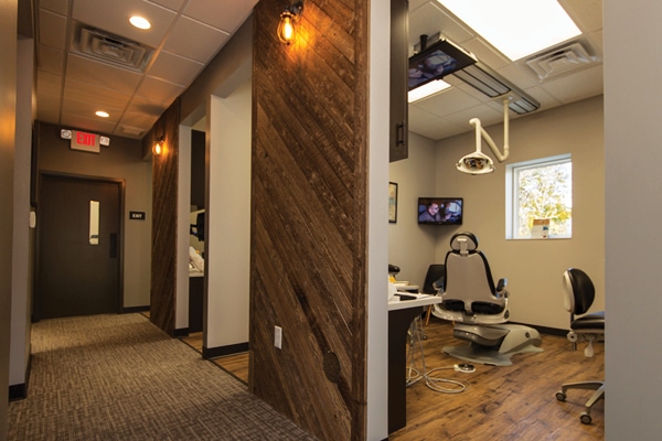 Consultório odontológico todo na madeira.