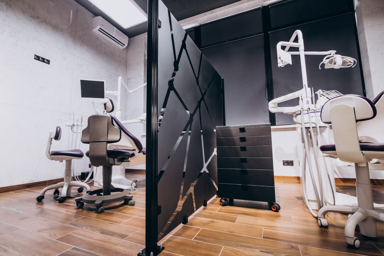 Consultório odontológico com decoração preto e branco