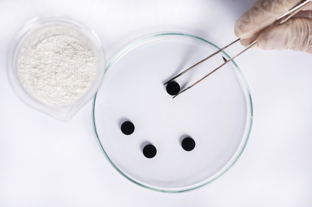 Examinando vidros bioativos