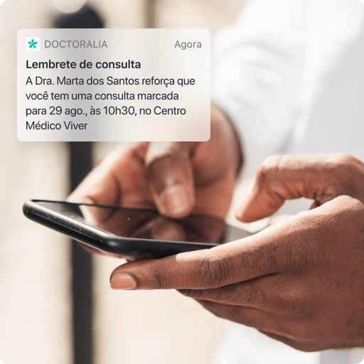 Na tela um doutor está digitando no celular, e ao lado tem um lembrete de consulta que enviou agora.