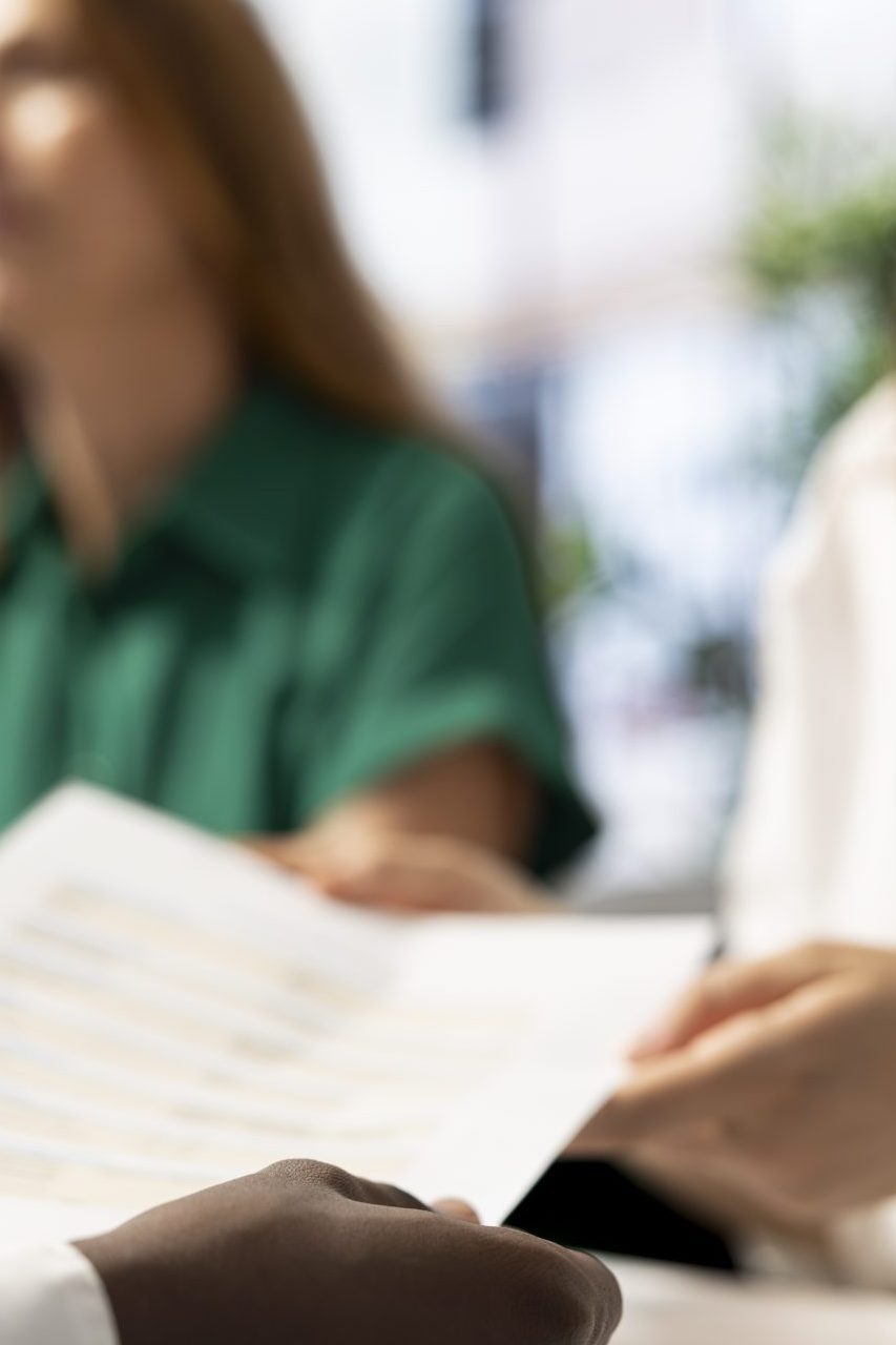 Médico entregando receita para paciente.