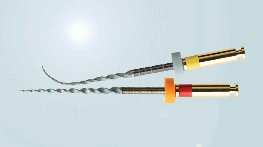 Duas limas endodônticas feitas de ligas de titânio.