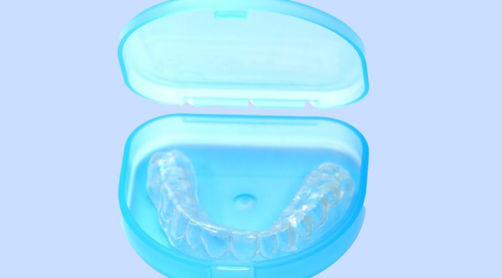 placa de bruxismo dentro de uma caixinha azul