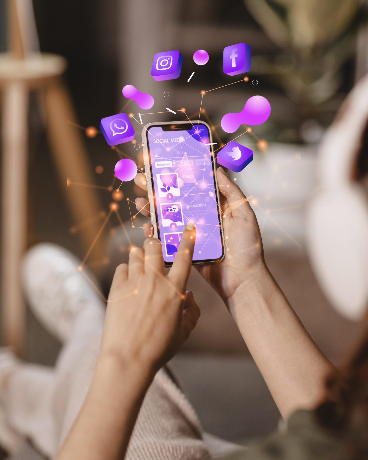 Mulher mexendo em aba escrito social media em seu celular. Em volta do celular tem desenhos digitais de ícones de redes sociais. As mídias sociais são importantes para captação de pacientes.