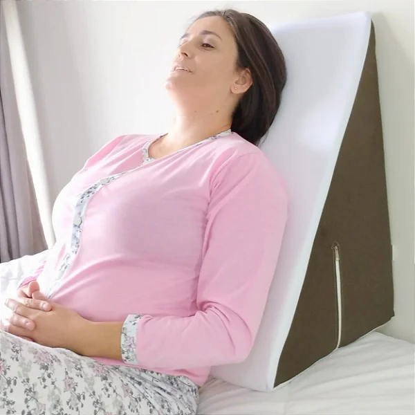 Mulher descansando deitada em travesseiro trapézio.