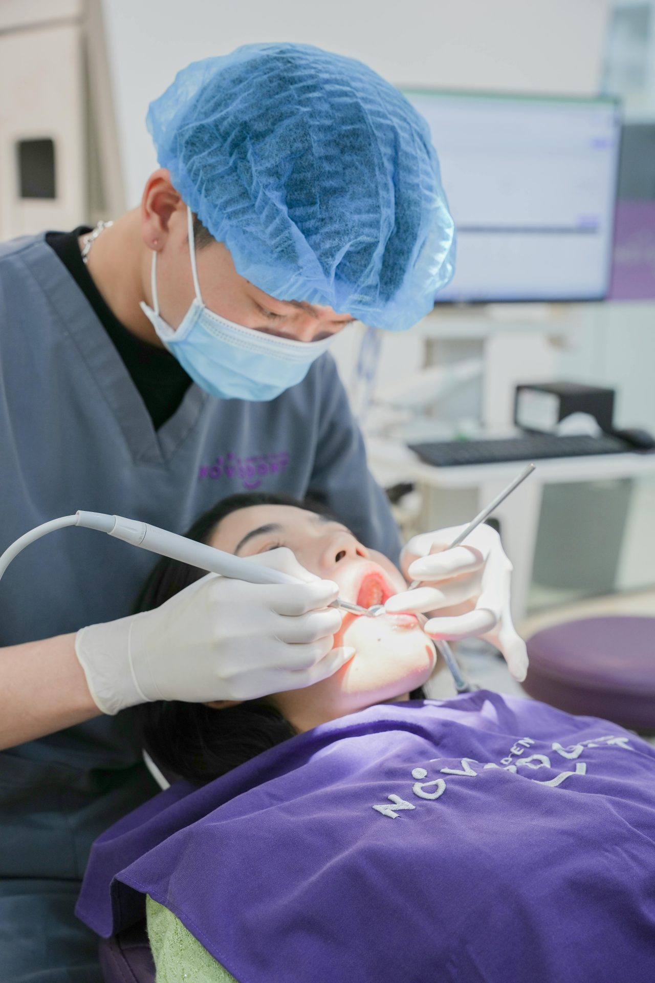 Dentista realizando procedimento ortodôntico em paciente