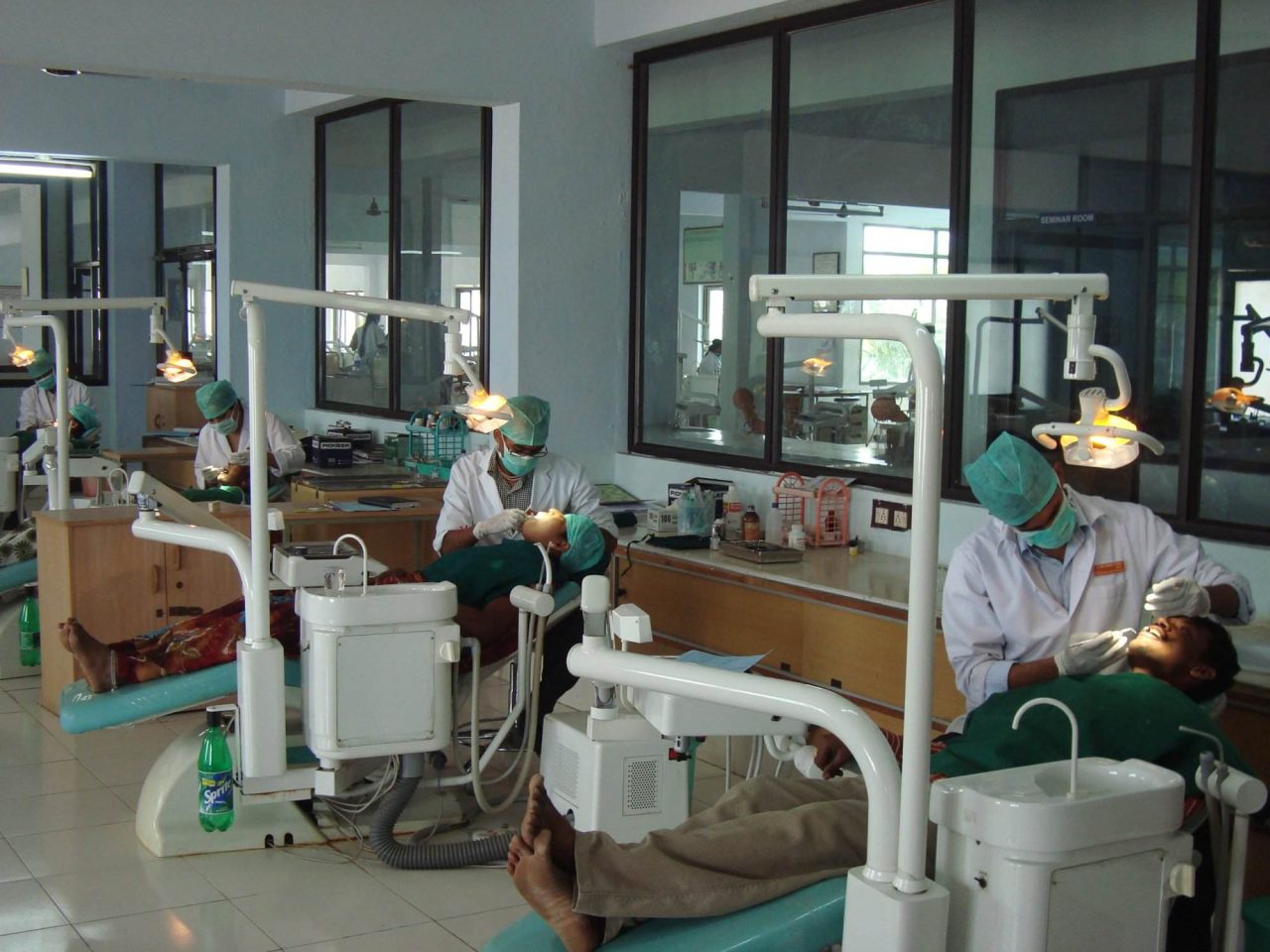 Consultório de dentistas abertos. Isto é, estão atendendo um ao lado do outro.