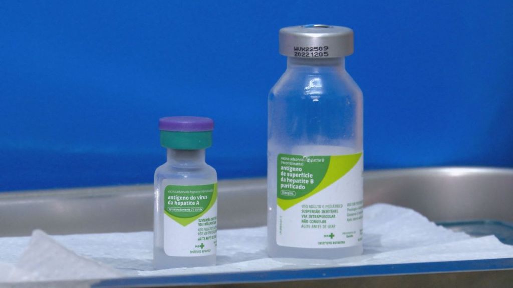Dois frascos de Vacina contra hepatite A e B