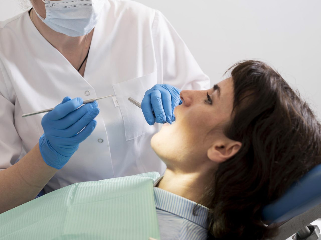 Dentista atendendo paciente.