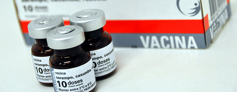 frascos e caixa da Vacina tríplice viral (SCR)