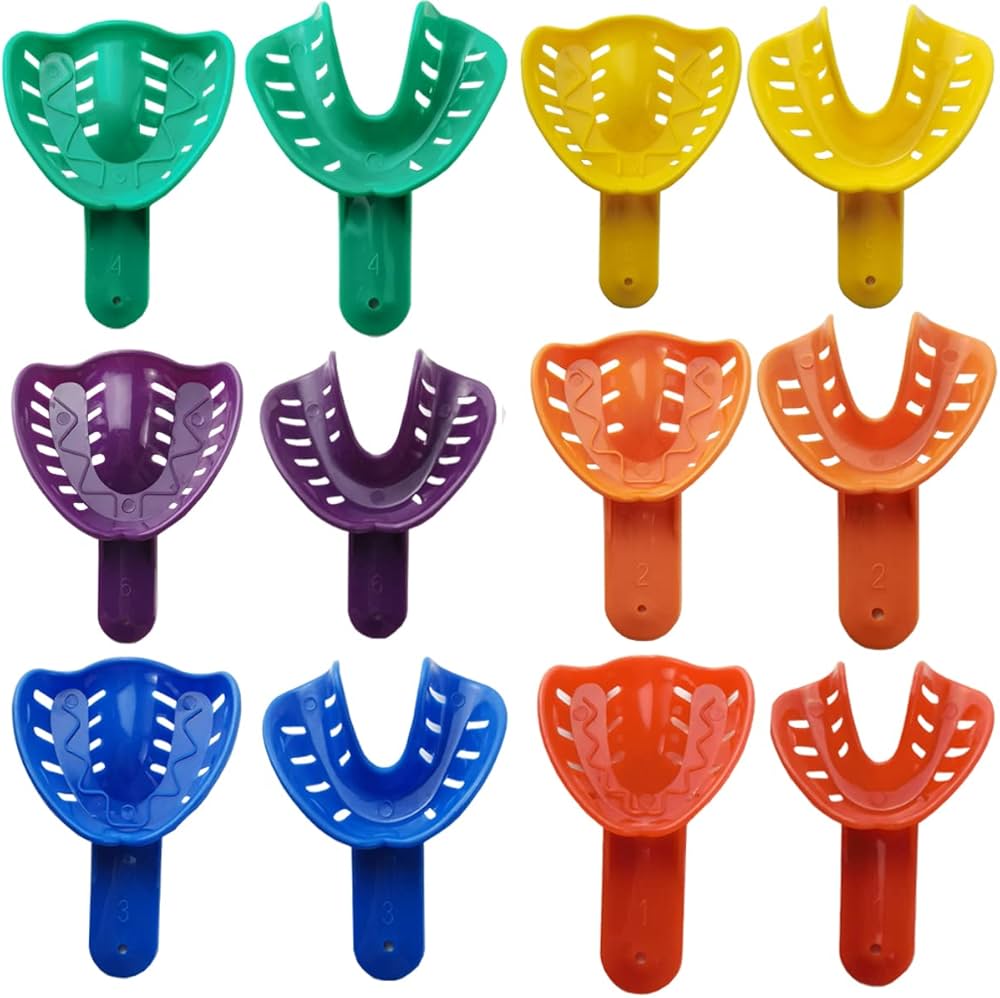 Várias moldeiras odontológicas coloridas em fundo branco.