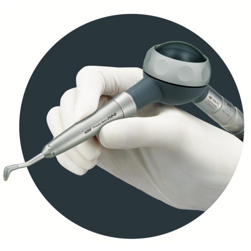 Mão de luva branca segurando jato de bicarbonato