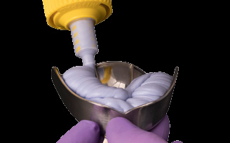 colocando pasta de moldagem em moldeira