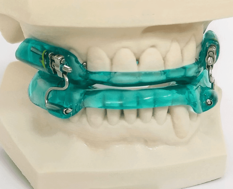 Aparelho para apneia do sono cor verde-água em molde