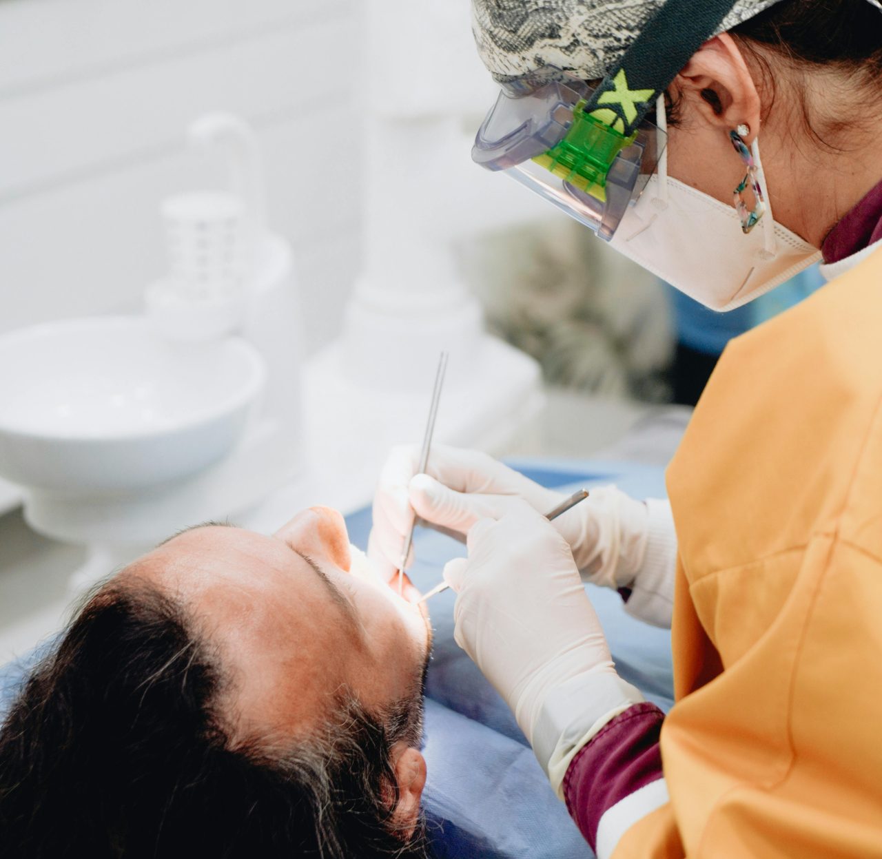dentista realizando atendimento em paciente