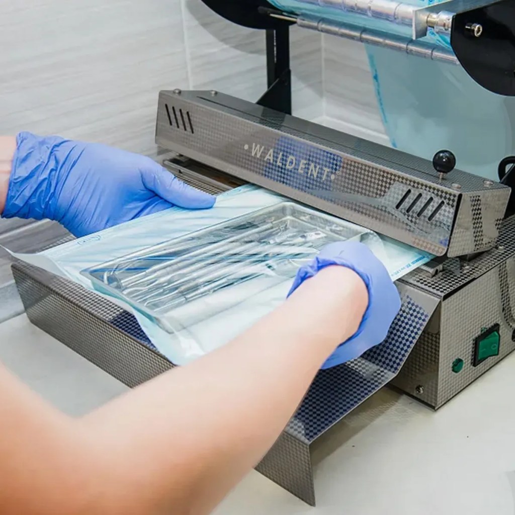 embalando bandeja metálica odontológica com seladora