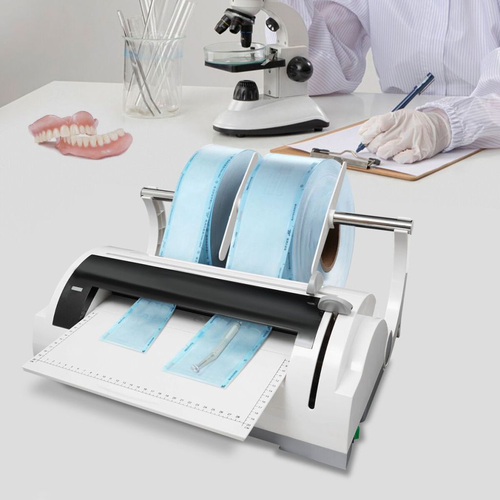 Na frente tem uma seladora odontológica e ao fundo um dentista olhando no microscópio.