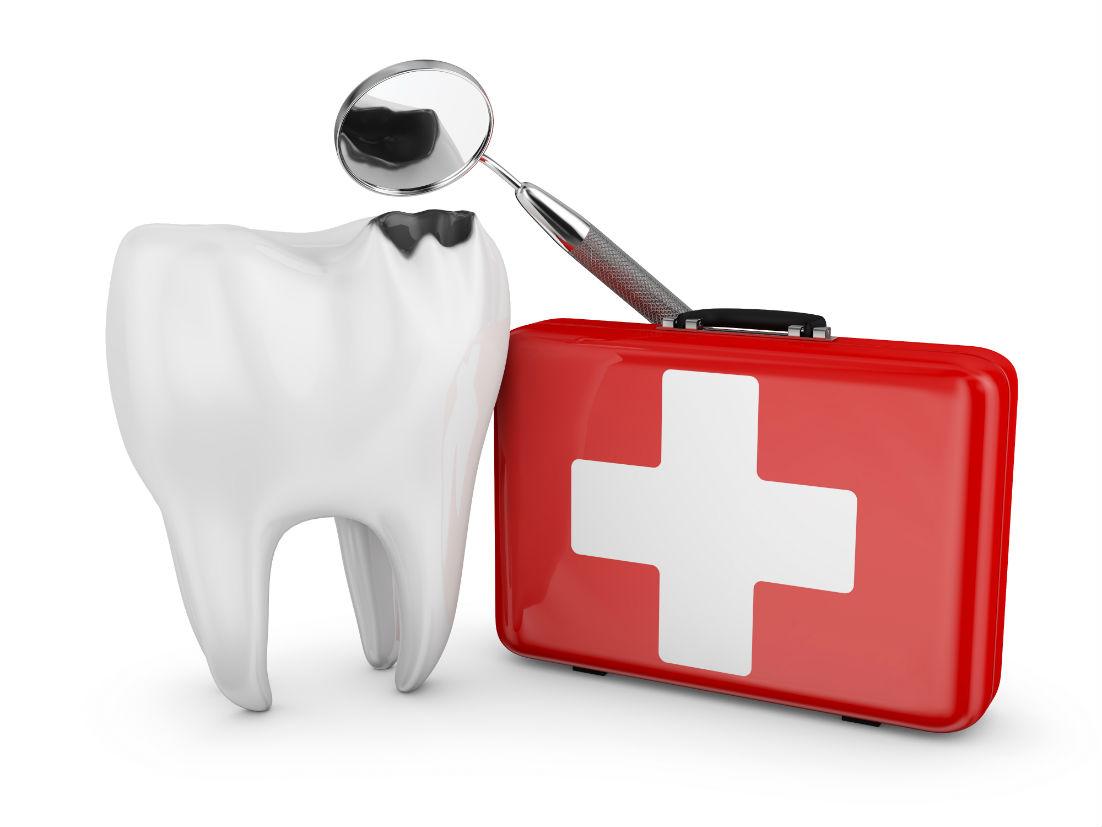Imagem de maleta de emergência vermelha com cruz branca, um espelho saindo e olhando para um dente grande ao lado.