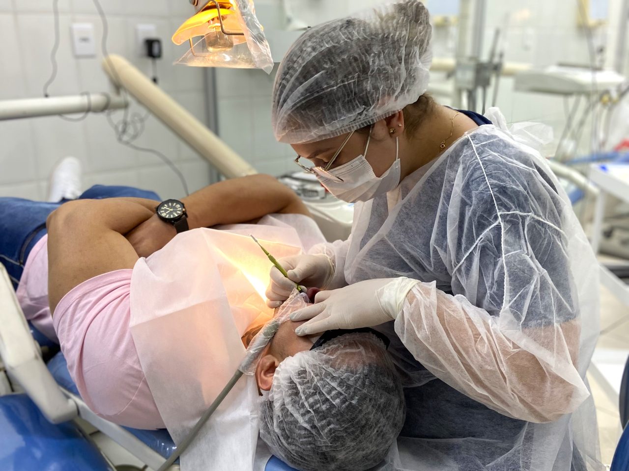 Aluna da EAP Goiás tratando paciente na clínica-escola.