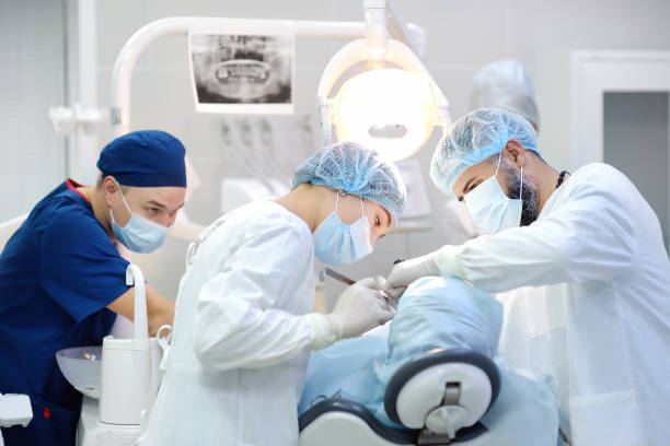 dentistas durante operação cirúrgica de paciente