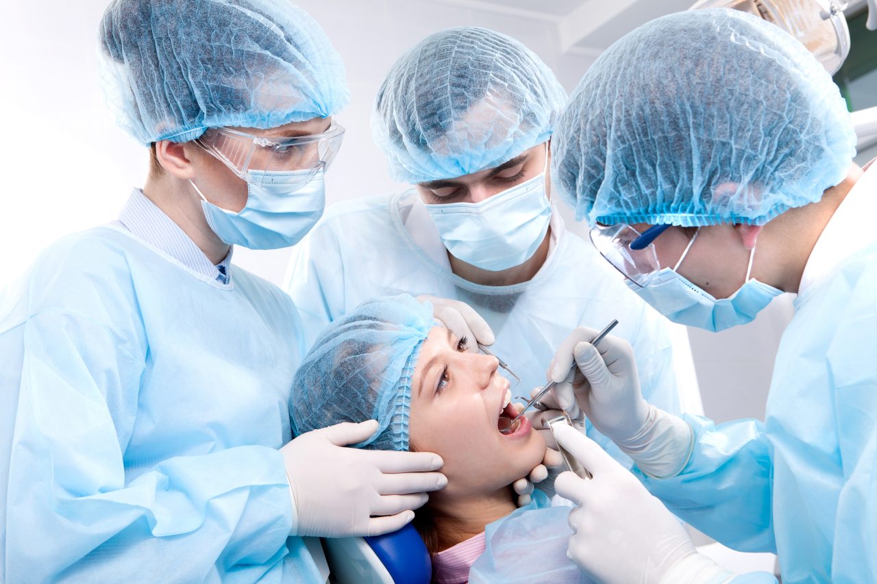 dentistas fazendo procedimento em paciente
