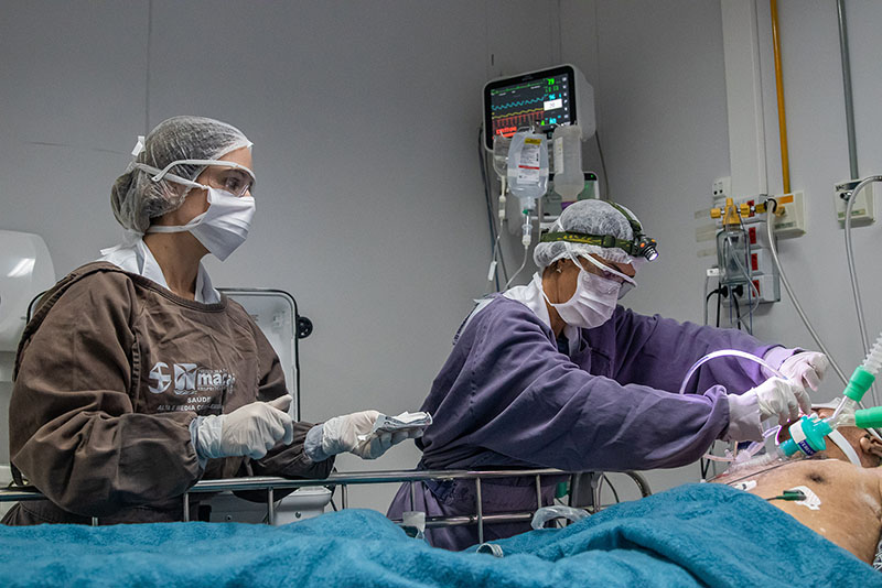 Atendimento de dentistas em hospital a paciente acamado