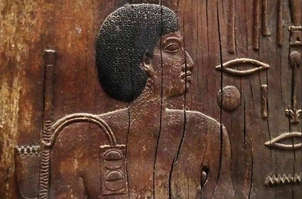 Representação de Hesy-Ra em madeira.