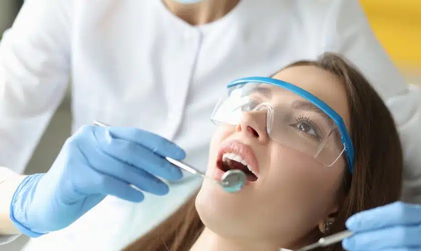 Mulher está no dentista.
