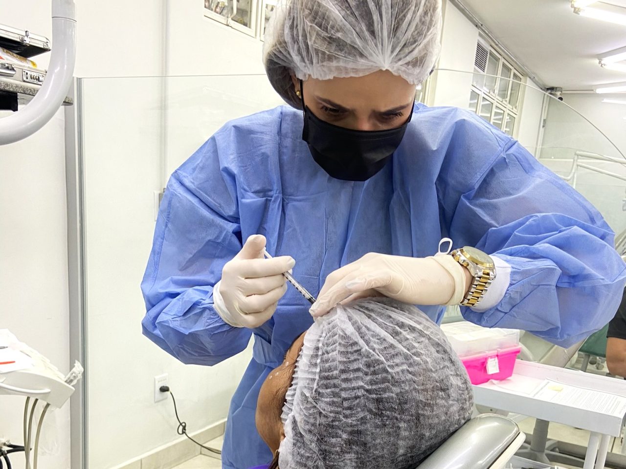 Aluna da EAP Goiás aplicando botox em testa de paciente. Isso faz parte da pós em HOF, para quem deseja se especializar em odontologia em 2025.