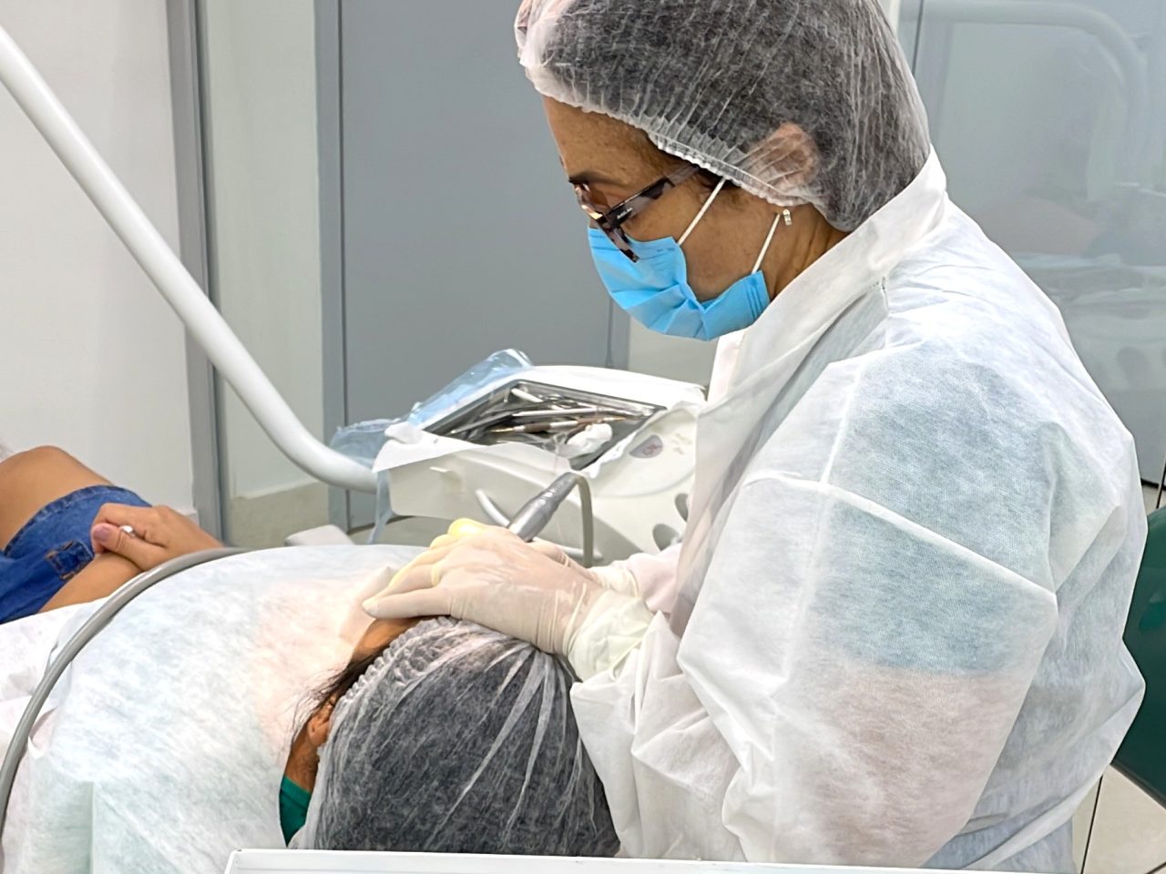 Dentista da EAP realizando tratamento em paciente.