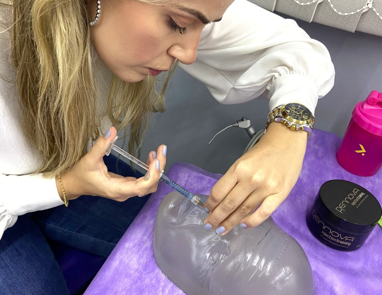 Aluna da EAP Goiás aprendendo aplicação de injeção com boneco.