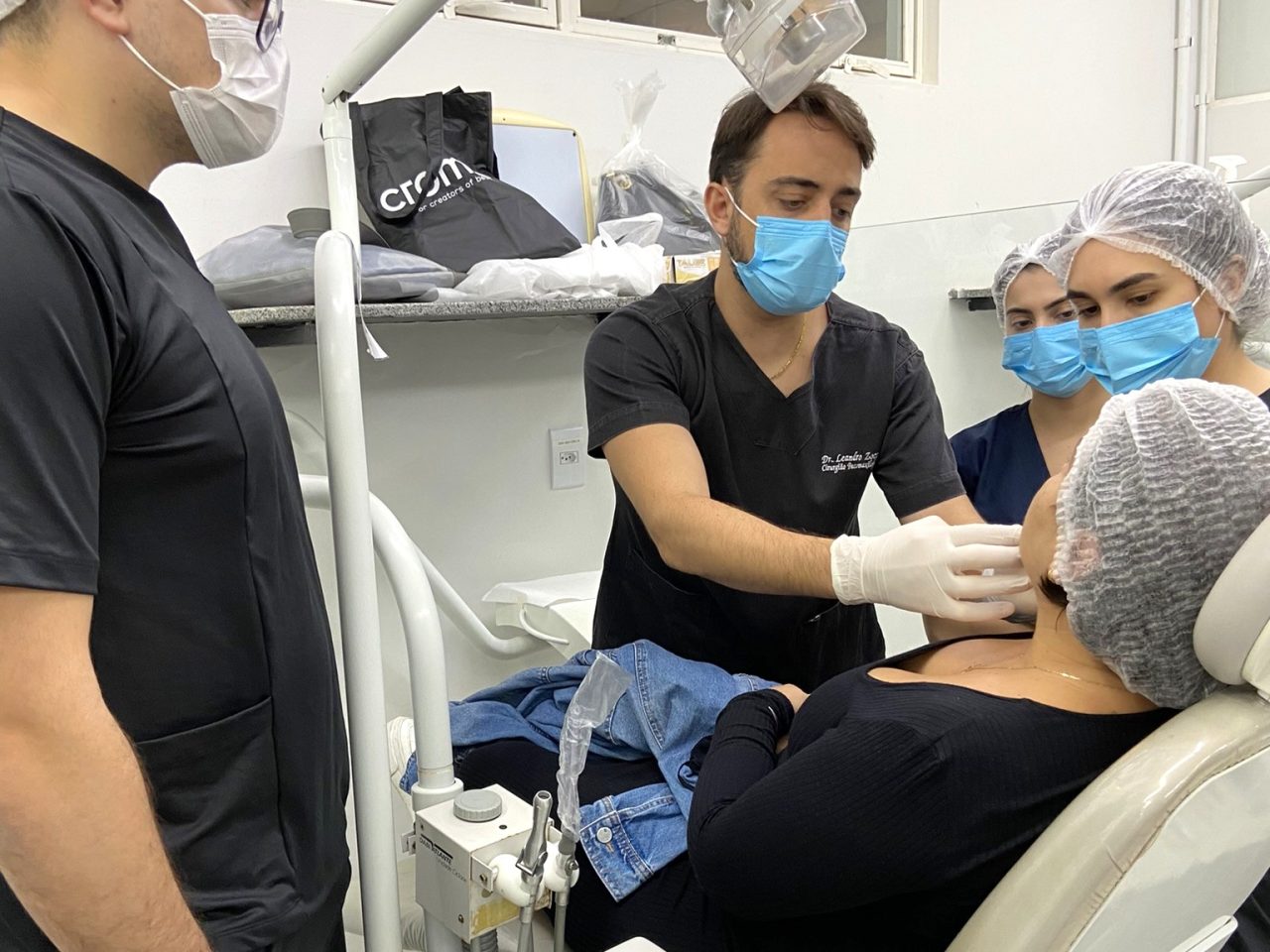 Professores e alunas da EAP Goiás em volta de paciente.