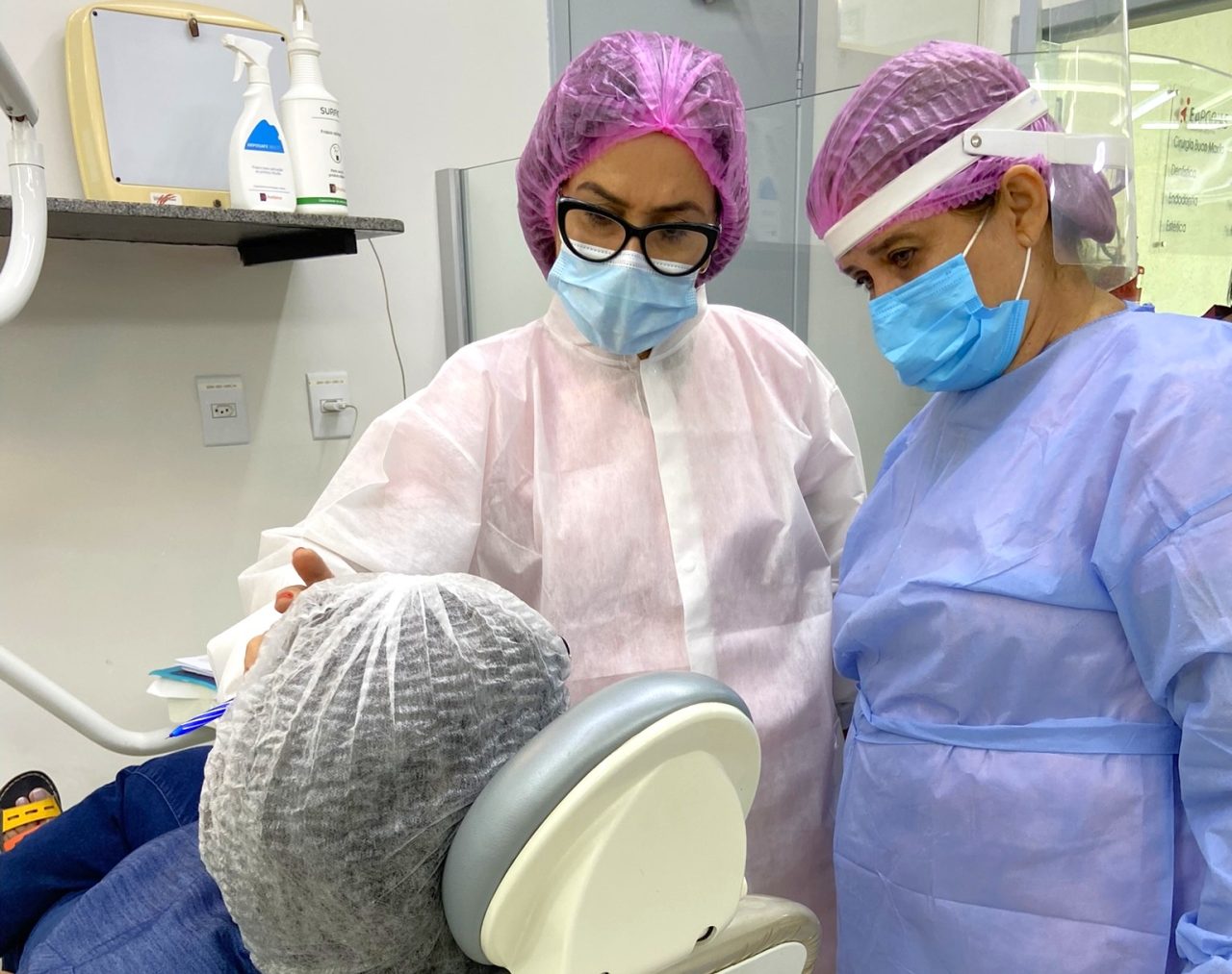 Dentistas da EAP Goiás atendendo paciente.