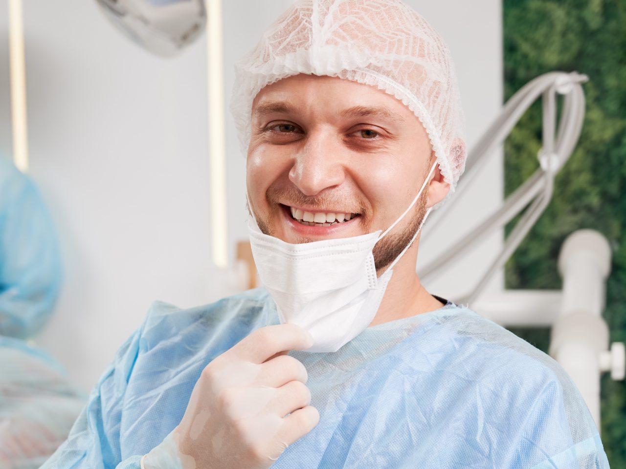 Dentista abaixou máscara para sorrir