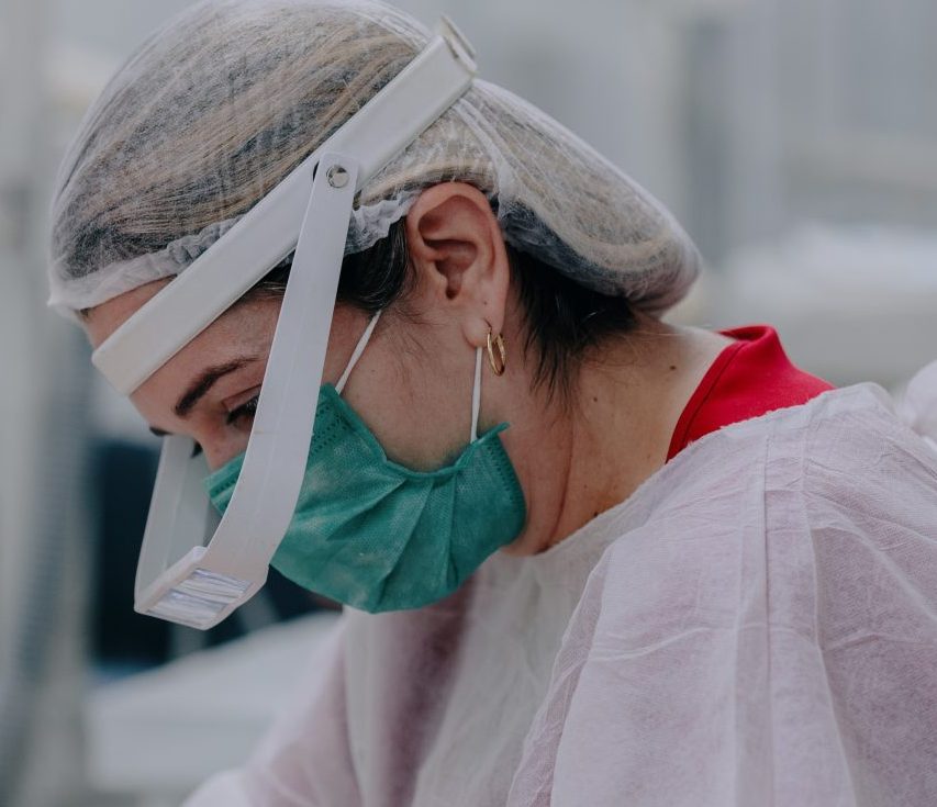 Imagem da instituição de ensino EAP Goiás, de pós-graduação, especialização em odontologia. Nela, uma das alunas está fazendo o procedimento em um paciente.