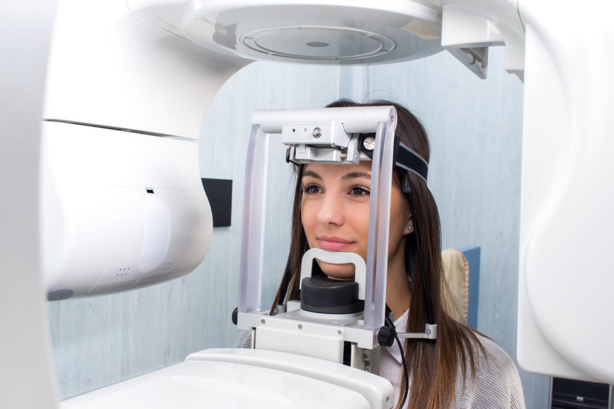 Paciente realizando radiografia odontológica.